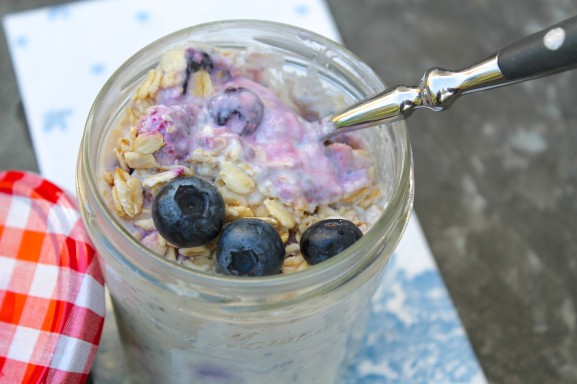 Overnight No-Cook Oatmeal Yogurt Cups