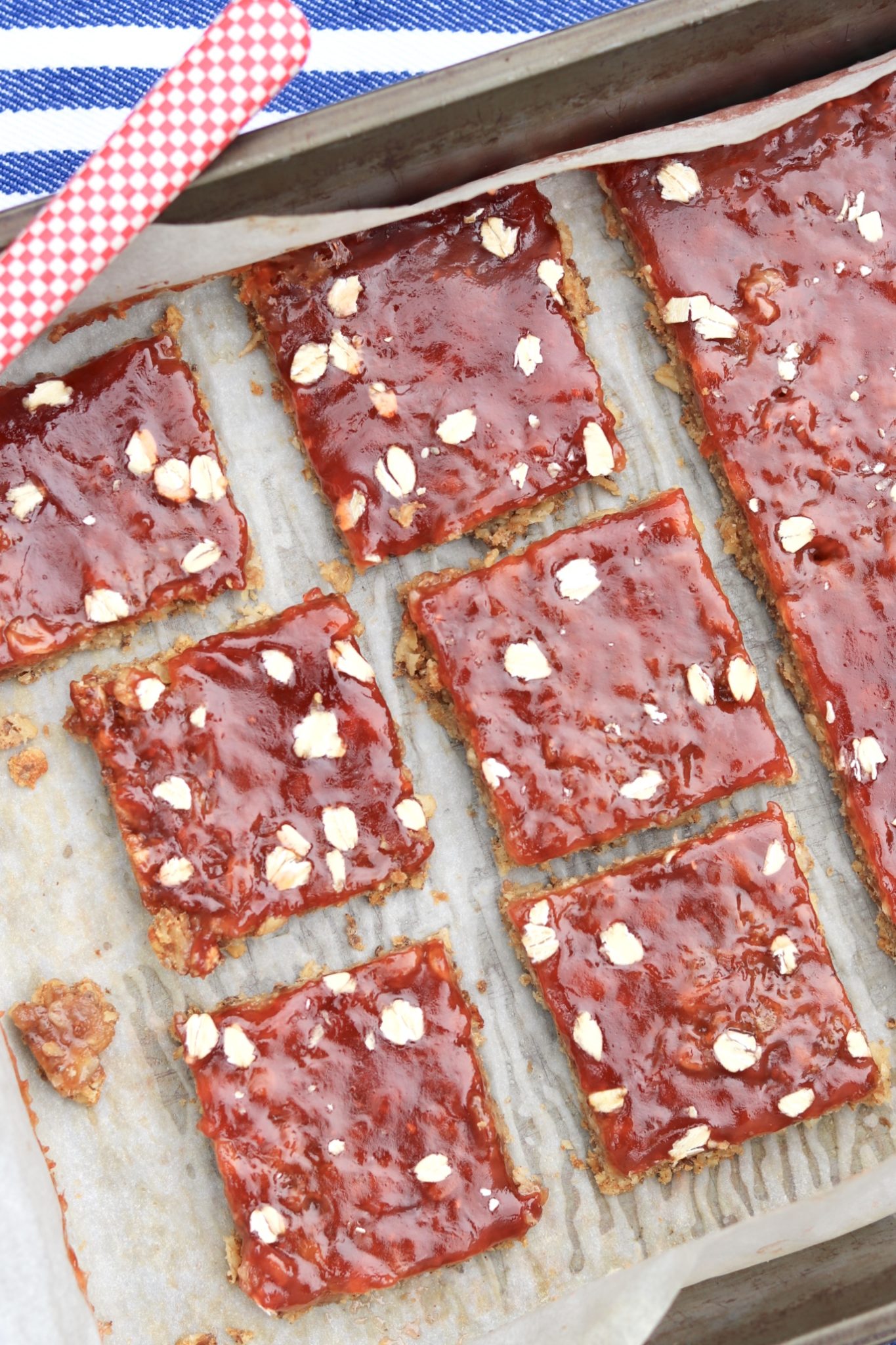 PB&J Breakfast Bars -Healthy, filling and easy to make, Rachel Ray herself thinks these tasty bars are a total win! Convenient for grab-and-go breakfasts and anytime snacking.