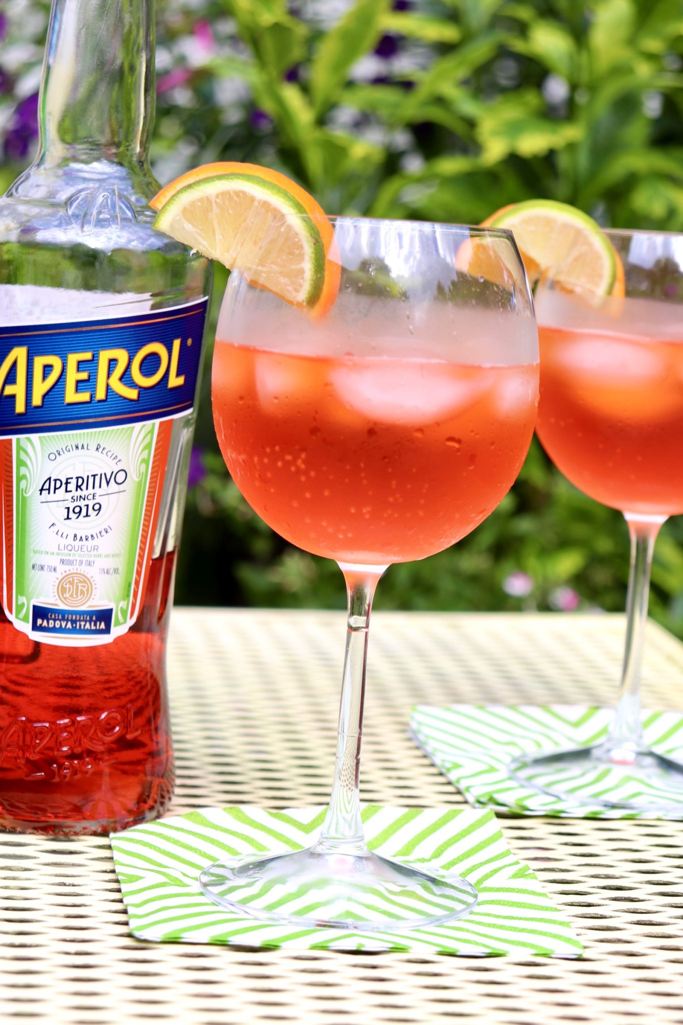 SIMPLE FORMULA = COCKTAIL SUCCESS! With its gorgeous hue and crisp, sweet flavor, this refreshing drink conjures up a taste of summer all year round. This simple formula guarantees a perfectly balanced cocktail every time. No cocktail shaker required!