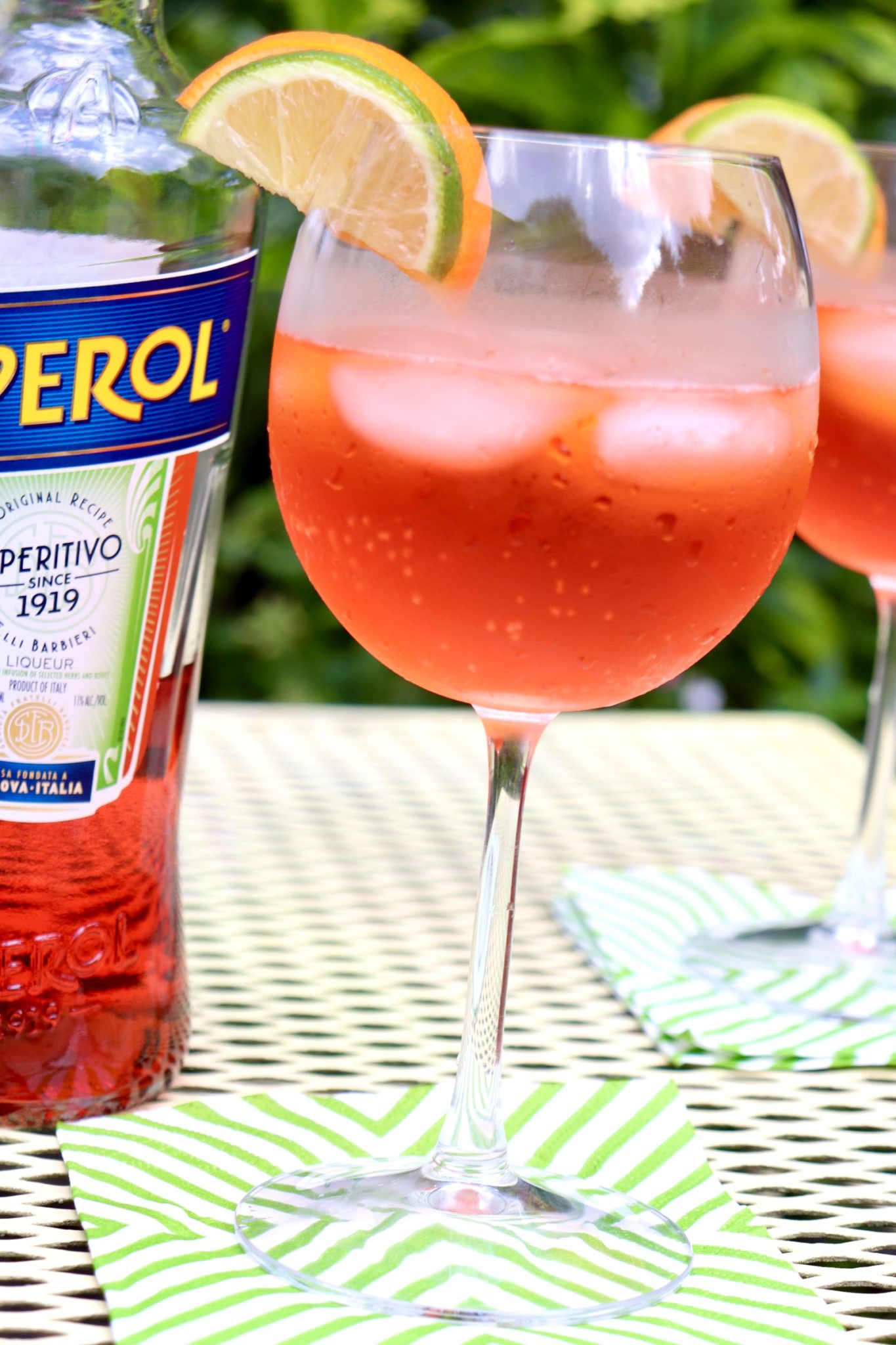 SIMPLE FORMULA = COCKTAIL SUCCESS! With its gorgeous hue and crisp, sweet flavor, this refreshing drink conjures up a taste of summer all year round. This simple formula guarantees a perfectly balanced cocktail every time. No cocktail shaker required!