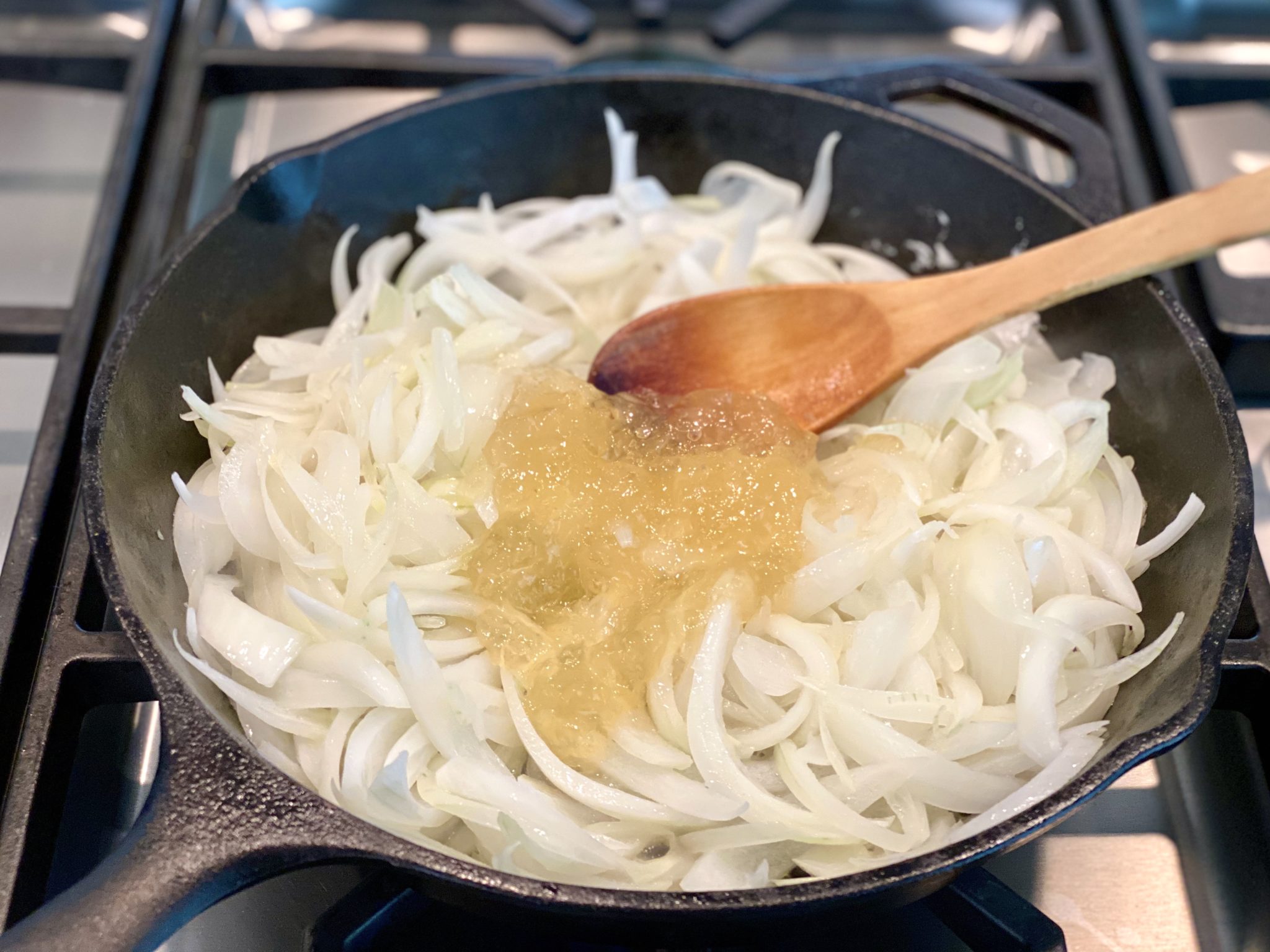 Caramelized onions with a touch of tropical sweetness, a dash of tang, and an optional hint of heat come together in a savory jam that adds a little something special to burgers, pork, salmon, grilled ham & cheese sandwiches, flatbread pizzas, and more!