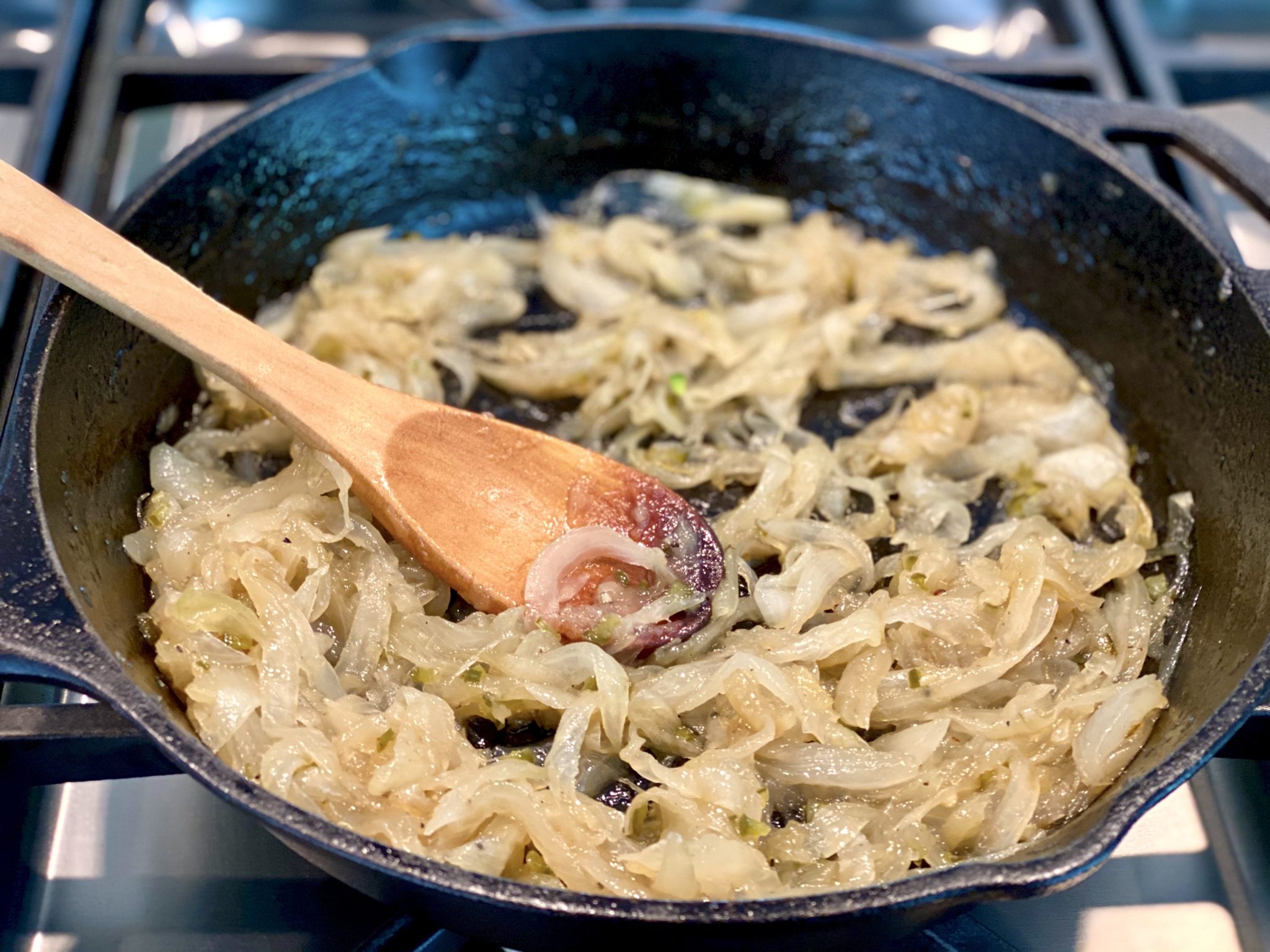 Caramelized onions with a touch of tropical sweetness, a dash of tang, and an optional hint of heat come together in a savory jam that adds a little something special to burgers, pork, salmon, grilled ham & cheese sandwiches, flatbread pizzas, and more!