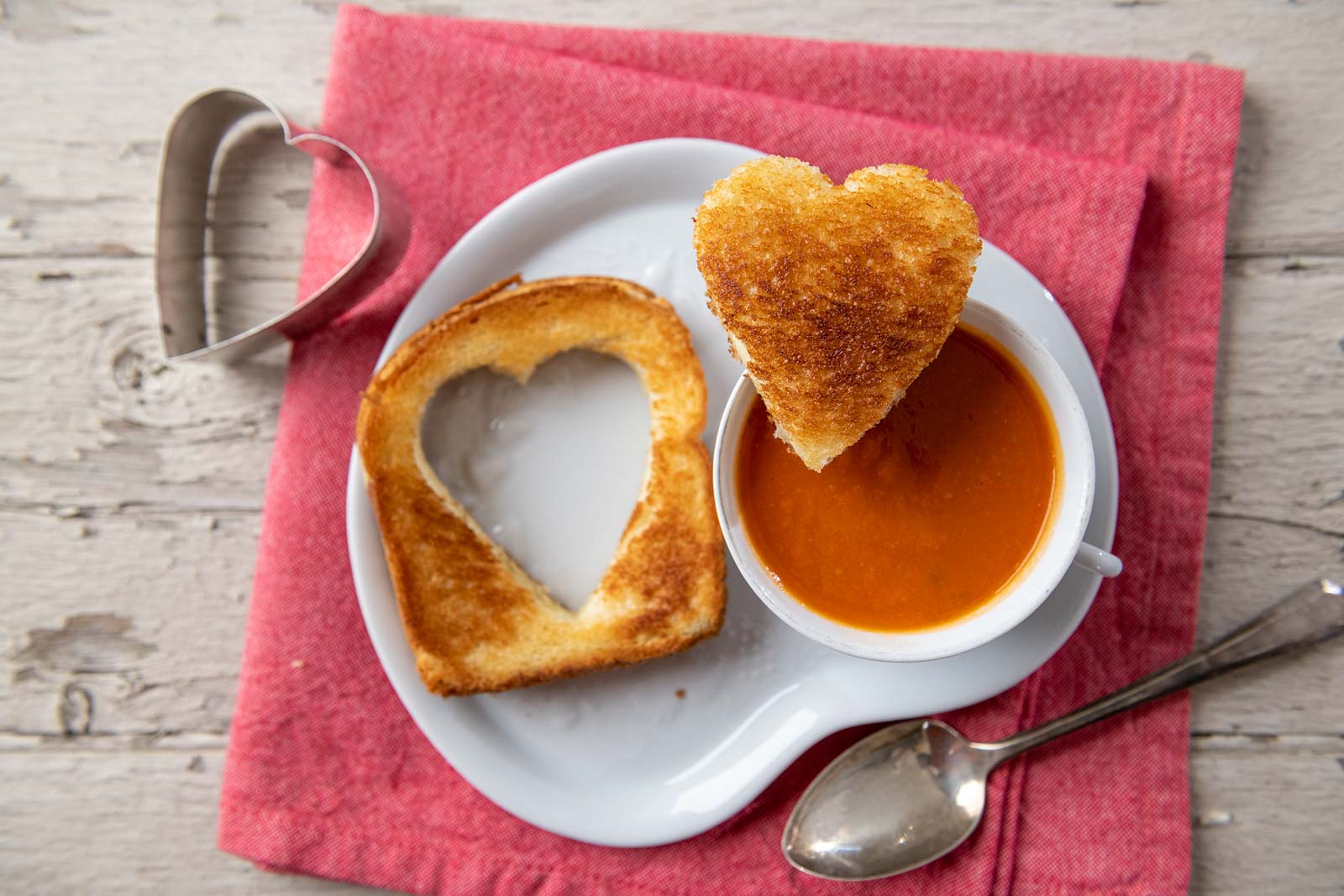 Grilled cheese and tomato soup are a match made it heaven...one that becomes infinitely more fabulous with a simple twist!